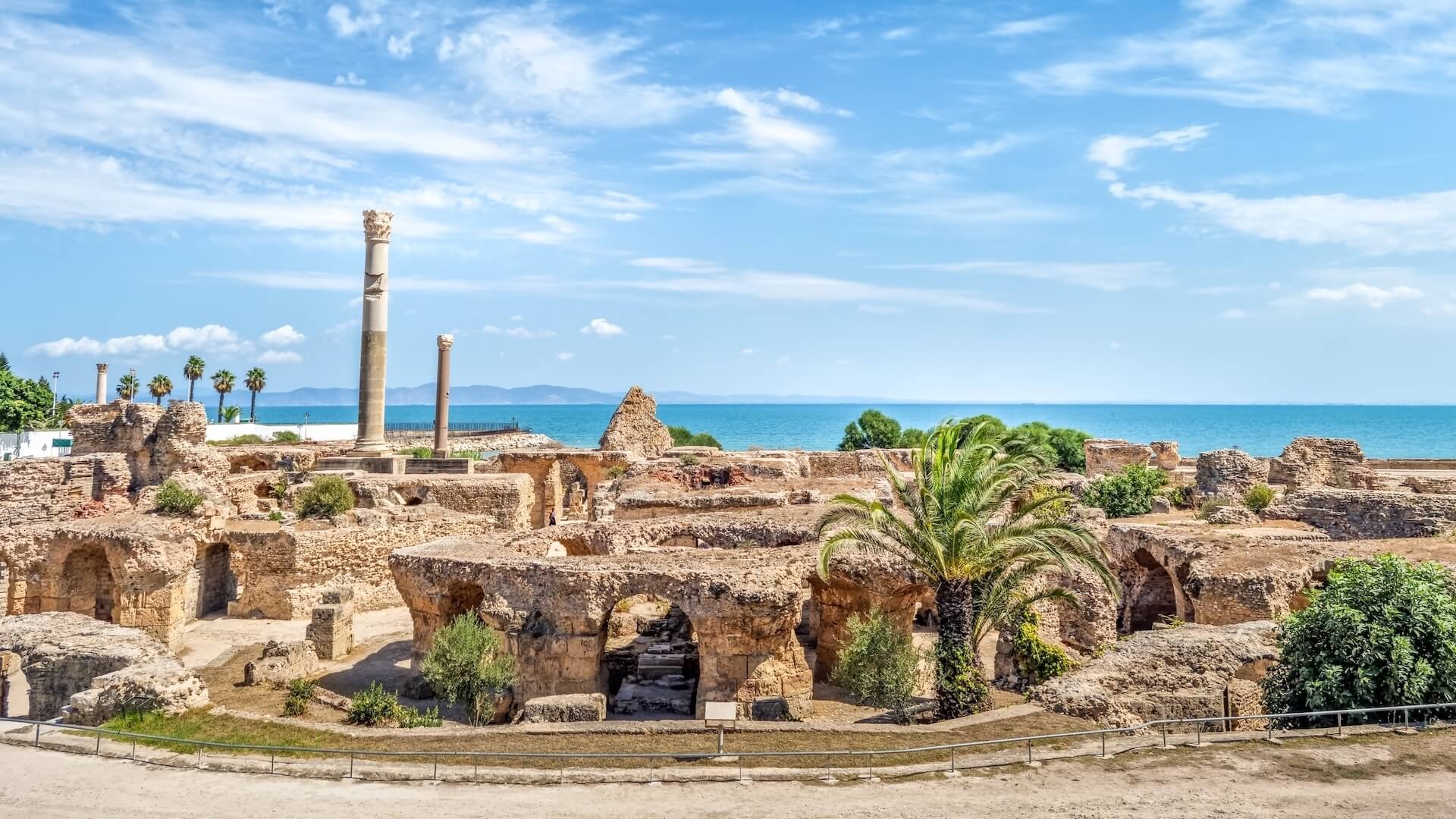 Des colonnes romaines parmi les ruines de Carthage