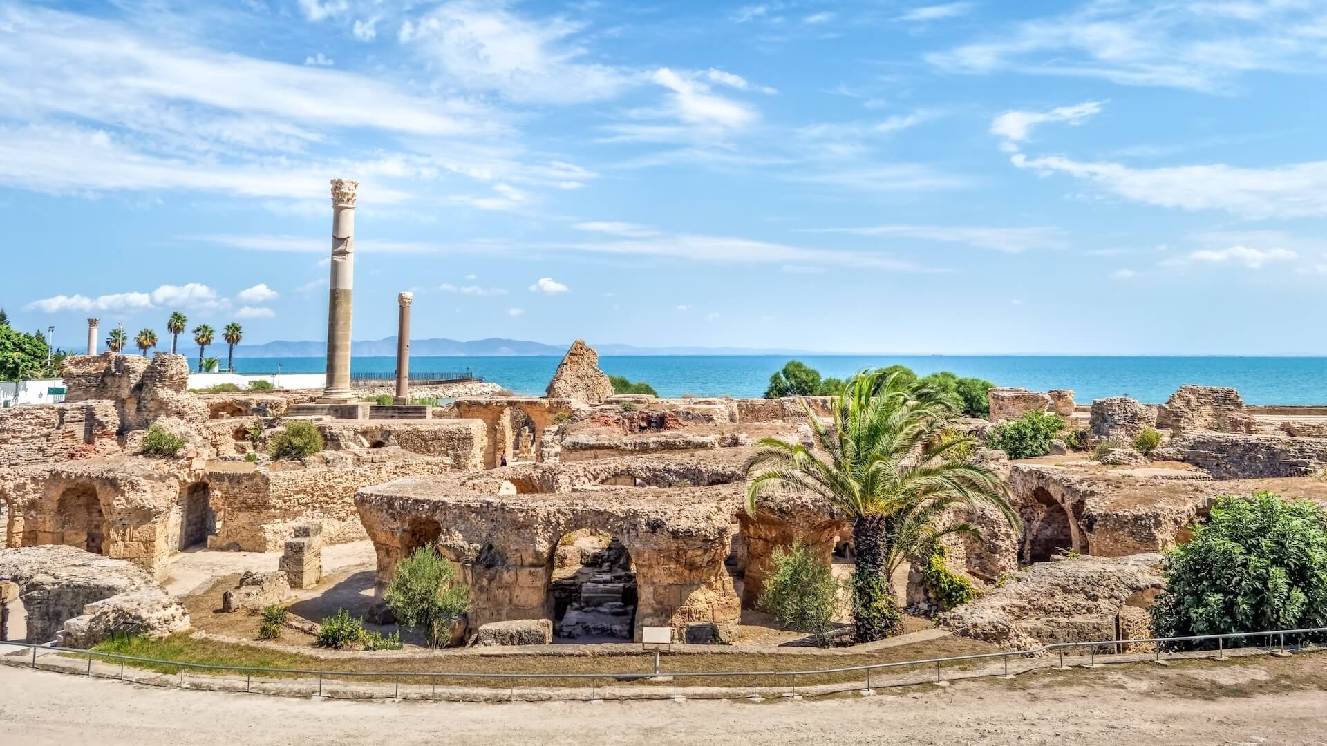Des colonnes romaines dressées parmi les ruines de Carthage