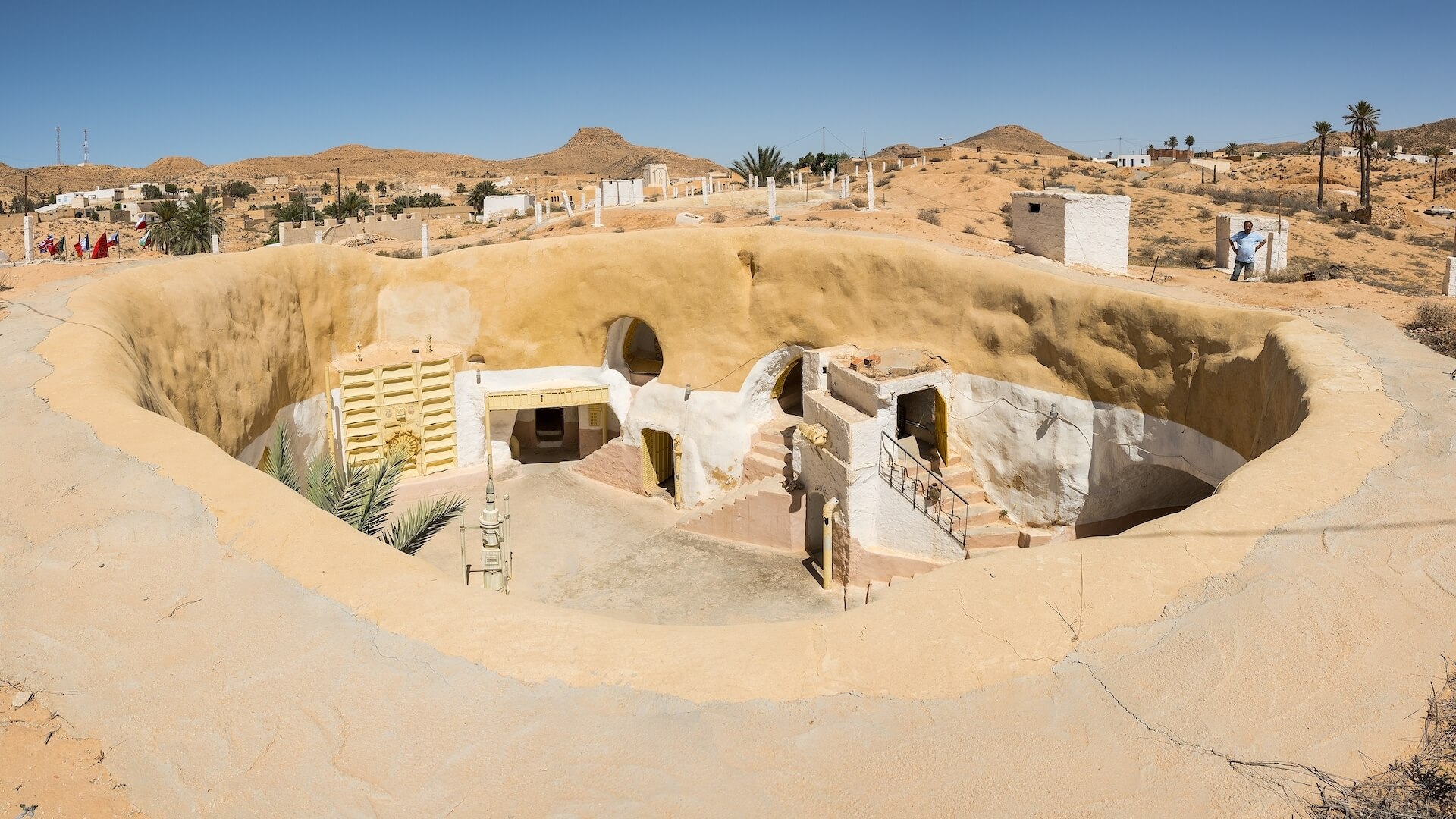 Une habitation troglodyte creusée autour de sa cour à ciel ouvert, à Matmata