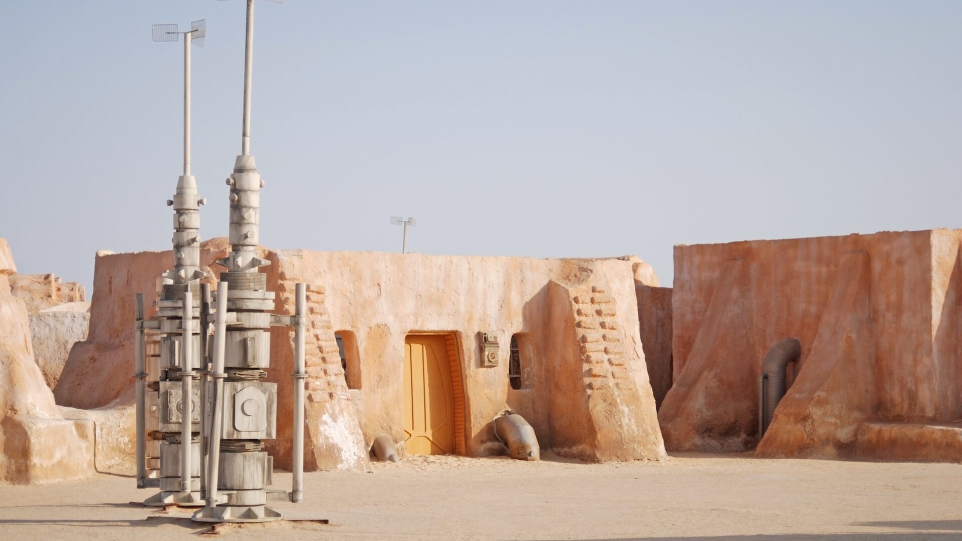 Le décor de Mos Espa, sur le sable d'Ong Jemel