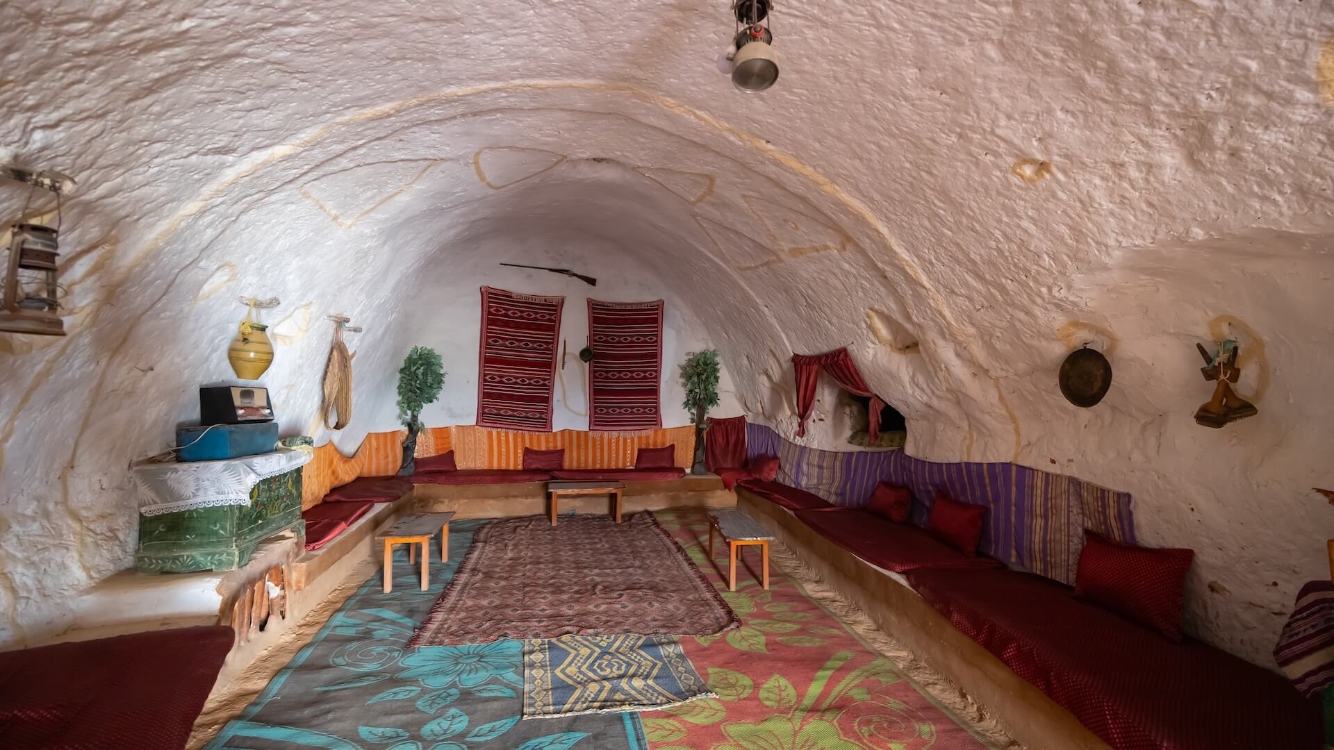 La cour en contrebas d'une maison troglodyte