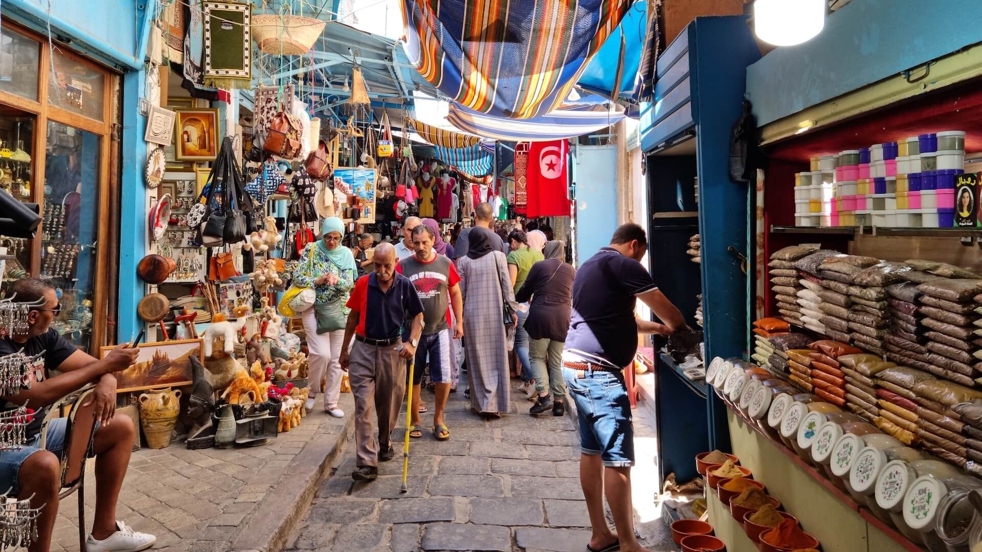 Un souk couvert dans la médina de Tunis